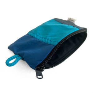 Porte-monnaie upcyclé coupe-vent bleu